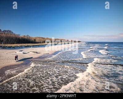 Usedom im Winter, Strand am neuen Pier Koserow, Strandblick Stockfoto