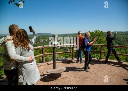 06.05.2018, Deutschland, Thüringen, Eisenach - Touristen fotografieren fleißig mit Smartphones auf der Aussichtsplattform der Wartburg (UNESCO-Weltkulturerbe) Stockfoto