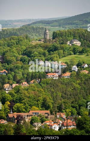06.05.2018, Deutschland, Thüringen, Eisenach - Blick auf Eisenach von der Wartburg, mit dem Bruderschaftsdenkmal im Zentrum. 00A180506D077CAROEX.JPG Stockfoto