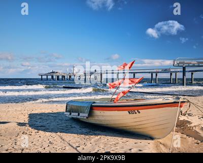 Nützlichkeit im Winter, neuer Pier Koserow, Fischerboot im Vordergrund Stockfoto