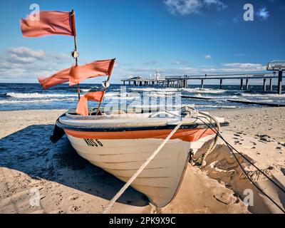 Nützlichkeit im Winter, neuer Pier Koserow, Fischerboot im Vordergrund Stockfoto