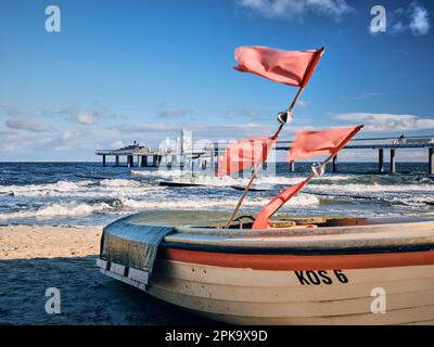 Nützlichkeit im Winter, neuer Pier Koserow, Fischerboot im Vordergrund Stockfoto