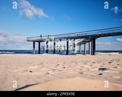 Usedom im Winter, neuer Pier Koserow am Sandstrand Stockfoto