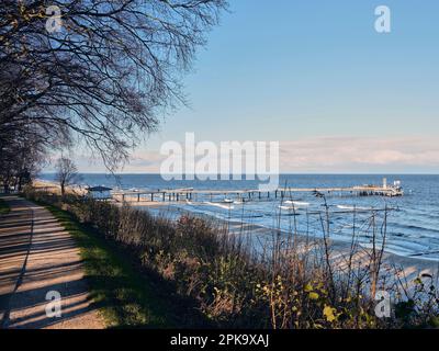 Usedom im Winter, neuer Pier Koserow mit Uferweg Stockfoto