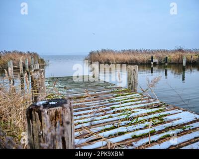 Landschaft auf Usedom im Winter, Halbinsel Cosim, kleiner Hafen, Anlegestelle, Schneereste Stockfoto