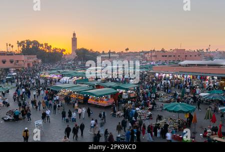 Marrakesch, 01/01/2023: Marktplatz Jamaa el Fna, Marrakesch, Marokko, Nordafrika. Jemaa el-Fnaa, Djema el-Fna oder Djemaa el-Fnaa ist ein berühmter Platz Stockfoto