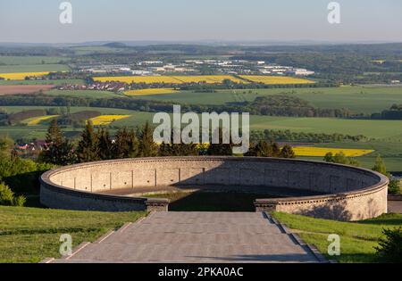 06.05.2018, Deutschland, Thüringen, Weimar - Buchenwald-Gedenkstätte von 1958, Buchenwald-Gedenkstätte (Konzentrationslager-Gedenkstätte), Blick auf ein Massengrab. Das B Stockfoto