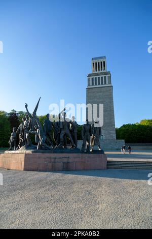 06.05.2018, Deutschland, Thüringen, Weimar - Buchenwald-Gedenkstätte von 1958, Buchenwald-Gedenkstätte (Konzentrationslager-Gedenkstätte), Skulpturen symbolisieren Libera Stockfoto