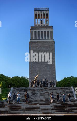 06.05.2018, Deutschland, Thüringen, Weimar - Buchenwald-Gedenkstätte ab 1958, Buchenwald-Gedenkstätte (Konzentrationslager), Glockenturm und Skulpturen Stockfoto