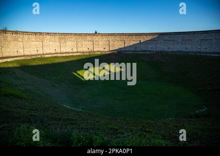 06.05.2018, Deutschland, Thüringen, Weimar - Buchenwald-Gedenkstätte von 1958, Buchenwald-Gedenkstätte (Konzentrationslager-Gedenkstätte), Blick auf ein Massengrab. Das B Stockfoto