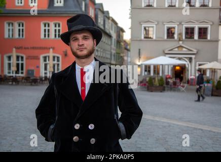 06.05.2018, Deutschland, Thüringen, Weimar - Ein Zimmermann auf seiner Reise durch die Altstadt. 00A180506D477CAROEX.JPG [MODELLVERSION: NEIN, PROPE Stockfoto