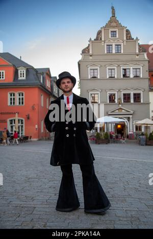 06.05.2018, Deutschland, Thüringen, Weimar - Ein Zimmermann auf seiner Reise durch die Altstadt. 00A180506D473CAROEX.JPG [MODELLVERSION: NEIN, PROPE Stockfoto