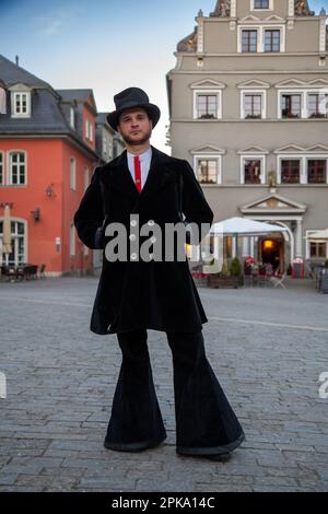 06.05.2018, Deutschland, Thüringen, Weimar - Ein Zimmermann auf seiner Reise durch die Altstadt. 00A180506D475CAROEX.JPG [MODELLVERSION: NEIN, PROPE Stockfoto