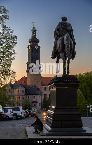 06.05.2018, Deutschland, Thüringen, Weimar - Carl-August-Denkmal am Platz der Demokratie, hinter dem Turm des Weimarer Stadtpalastes. 00A180506D Stockfoto