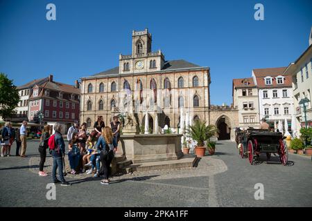 07.05.2018, Deutschland, Thüringen, Weimar - Marktplatz, Neptunbrunnen und Rathaus (1841) im neogotischen Stil. 00A180507D029CAROEX.JPG [MODELL Stockfoto