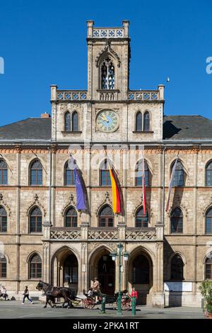 07.05.2018, Deutschland, Thüringen, Weimar - das Weimarer Rathaus (1841) im neogotischen Stil auf dem Marktplatz. 00A180507D031CAROEX.JPG [MODELLVERSION: Stockfoto