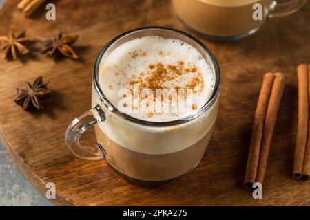 Warmer schmutziger Chai Latte mit Milch und Gewürzen Stockfoto