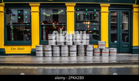 Bierfässer Vor Dem Pub Stockfoto