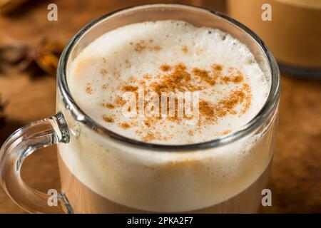 Warmer schmutziger Chai Latte mit Milch und Gewürzen Stockfoto