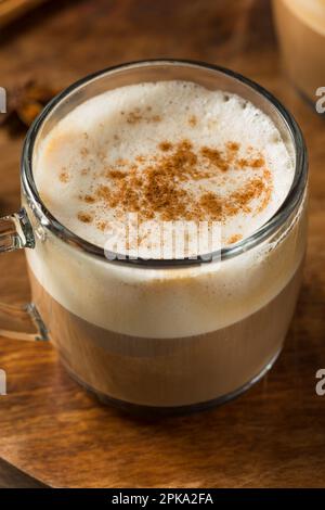 Warmer schmutziger Chai Latte mit Milch und Gewürzen Stockfoto