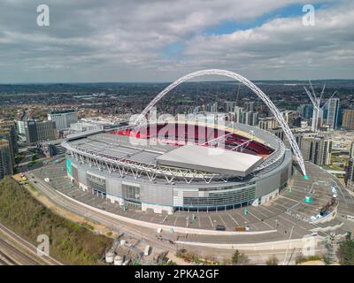 Das Wembley Stadium, Heimstadion des englischen Fußballs, Wembley, London, Großbritannien, aus der Vogelperspektive. Stockfoto