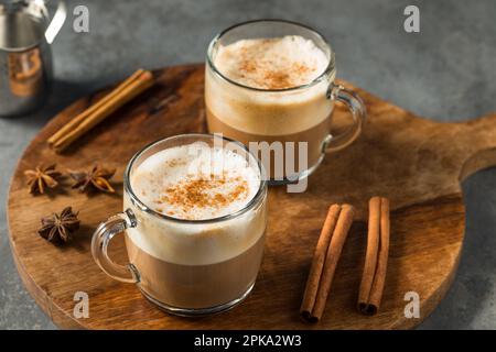 Warmer schmutziger Chai Latte mit Milch und Gewürzen Stockfoto