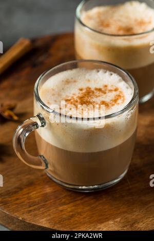 Warmer schmutziger Chai Latte mit Milch und Gewürzen Stockfoto