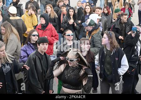 München, Deutschland. 06. April 2023. Die Teilnehmer tanzen bei der Demonstration gegen das Tanzverbot vor Bayern auf dem Theresienwiese Credit: Felix Hörhager/dpa/Alamy Live News Stockfoto