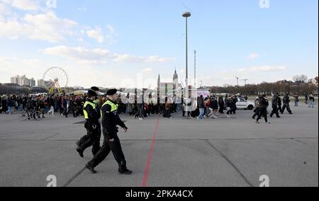 München, Deutschland. 06. April 2023. Die Teilnehmer gehen zusammen mit Autos und Lastwagen entlang der Theresienwiese während der Vorführung gegen das Tanzverbot an stillen Tagen. Kredit: Felix Hörhager/dpa/Alamy Live News Stockfoto