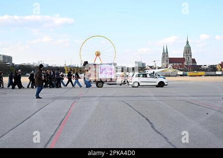 München, Deutschland. 06. April 2023. Die Teilnehmer gehen zusammen mit Autos und Lastwagen entlang der Theresienwiese während der Vorführung gegen das Tanzverbot an stillen Tagen. Kredit: Felix Hörhager/dpa/Alamy Live News Stockfoto