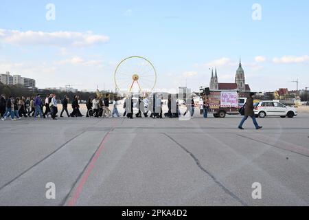 München, Deutschland. 06. April 2023. Die Teilnehmer gehen zusammen mit Autos und Lastwagen entlang der Theresienwiese während der Vorführung gegen das Tanzverbot an stillen Tagen. Kredit: Felix Hörhager/dpa/Alamy Live News Stockfoto