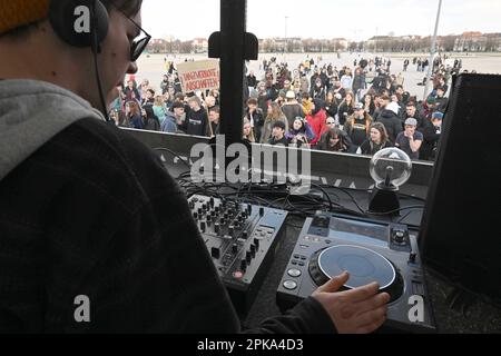 München, Deutschland. 06. April 2023. DJ "Timeless" spielt bei der Demonstration gegen das Tanzverbot an stillen Tagen vor Bayern auf der Theresienwiese. Kredit: Felix Hörhager/dpa/Alamy Live News Stockfoto