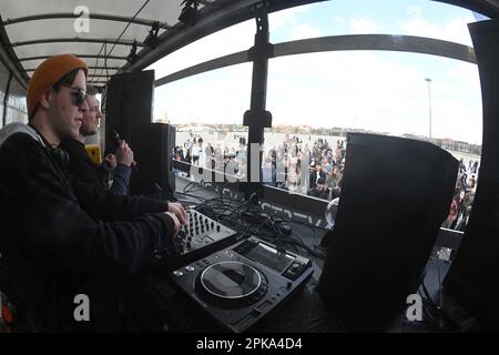 München, Deutschland. 06. April 2023. DJ "Timeless" spielt bei der Demonstration gegen das Tanzverbot an stillen Tagen vor Bayern auf der Theresienwiese. Kredit: Felix Hörhager/dpa/Alamy Live News Stockfoto