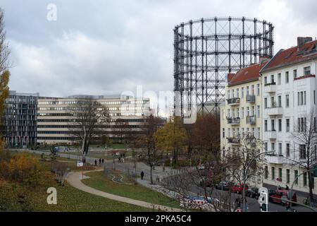 22.11.2020, Deutschland, Berlin - Blick auf die Torgauer Straße und das Schöneberg-Gasometer. 00S201122D028CAROEX.JPG [MODELLVERSION: JA, EIGENSCHAFTENVERSION: Stockfoto