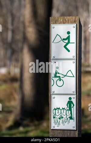 Zulassungszeichen, die Reiten, Trabrennen und Hundeschlittenfahren/Trockenlandschlittenfahrten im Wald im Naturschutzgebiet erlauben Stockfoto