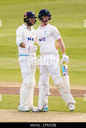 Yorkshires Finlay Bean (rechts) feiert sein Jahrhundert mit Teamkollege Dawid Malan (links) während des ersten Tages des Spiels LV= Insurance County Championship Division Two im Headingley Stadium, Yorkshire. Foto: Donnerstag, 6. April 2023. Stockfoto