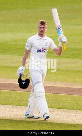 Das Finlay Bean in Yorkshire feiert sein Jahrhundert am ersten Tag des Spiels der LV= Insurance County Championship Division Two im Headingley Stadium, Yorkshire. Foto: Donnerstag, 6. April 2023. Stockfoto