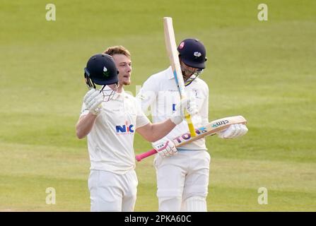 Yorkshires Finlay Bean (Left) feiert sein Jahrhundert am ersten Tag des Spiels der LV= Insurance County Championship Division Two im Headingley Stadium, Yorkshire. Foto: Donnerstag, 6. April 2023. Stockfoto