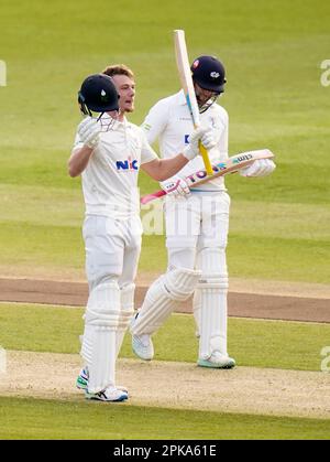 Yorkshires Finlay Bean (Left) feiert sein Jahrhundert mit Teamkollege James Wharton, während des ersten Tages des Spiels LV= Insurance County Championship Division Two im Headingley Stadium, Yorkshire. Foto: Donnerstag, 6. April 2023. Stockfoto