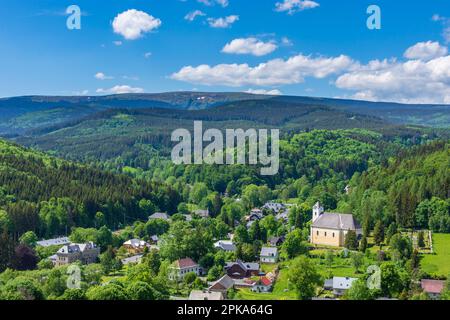 Mala Moravka (Klein Mohrau), Dreifaltigkeitskirche, Blick auf die Berge Hruby Jesenik (Altvatergebirge, Hochasch) in Moravskoslezsky, Mähren-Schlesische Region (Mährisch-Schlesische Region), Tschechien Stockfoto