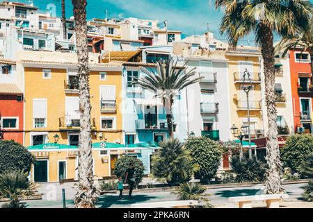 La Vila Joiosa, Spanien - 28. März 2023: Wunderschöne Stadt Villajoyosa mit bunten Häusern. Villajoyosa ist eine kleine Stadt in der Nähe des Mittelmeers in Alicante Stockfoto