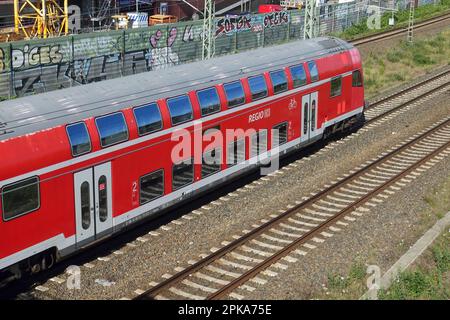 03.06.2022, Deutschland, Berlin - Regionalexpress der Deutschen Bahn. 00S220603D116CAROEX.JPG [MODELLVERSION: JA, EIGENSCHAFTENVERSION: NEIN (c) caro imag Stockfoto