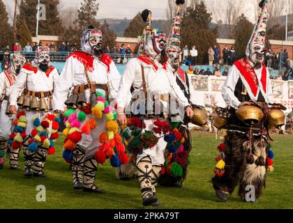 Typische Kukeri Startsi-Tänzer aus dem Dorf Sushitsa in der Region Zentralbulgarien beim jährlichen Simitlia Winter Festival in Simitli, Bulgarien, Europa, EU Stockfoto