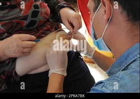 Selbstständige Landkrankenschwester im Haus eines Patienten mit Magenkrebs. Stockfoto