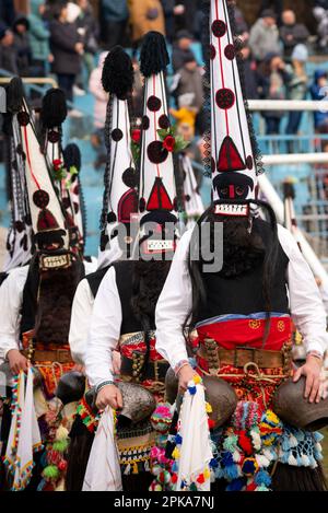 Kukeri-Tänzer aus Zentralbulgaren mit komplexen Kostümen, Glocken und hohen Masken beim jährlichen Simitlia Winter Festival in Simitli, Bulgarien, Europa Stockfoto