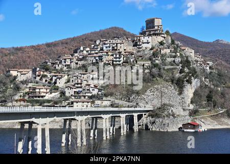 Castel di Tora, ein mittelalterliches Dorf am Ufer des Turano-Sees in Mittelitalien Stockfoto