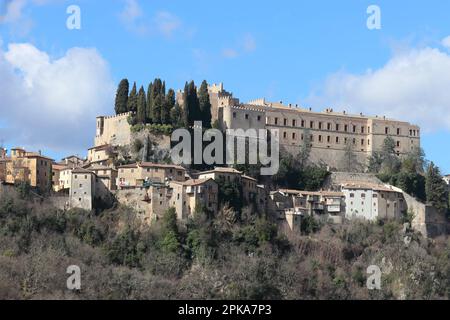 Colle di Tora, ein mittelalterliches Dorf in Mittelitalien am Ufer des Turano-Sees Stockfoto