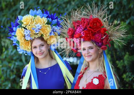 14.06.2022, Großbritannien, Windsor, Ascot - Frauen mit extravaganten Hüten. 00S220614D327CAROEX.JPG [MODELLVERSION: NEIN, EIGENSCHAFTSFREIGABE: NEIN (C) CARO Stockfoto