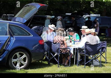 15.06.2022, Großbritannien, Windsor, Ascot - Leute, die während der Royal Ascot Rennwoche auf dem Parkplatz picknicken. 00S220615D134CAROEX.JPG [MODELLVERSION: JA Stockfoto