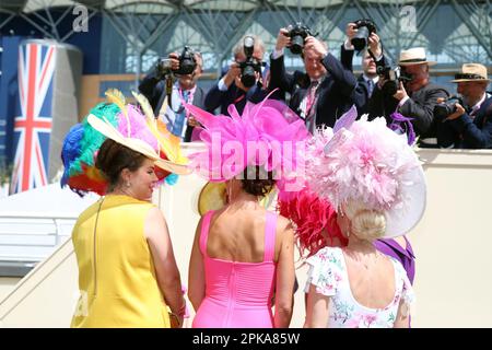 16.06.2022, Großbritannien, Windsor, Ascot – Fotografen fotografieren elegant gekleidete Frauen mit Hüten. 00S220616D355CAROEX.JPG [MODELLVERSION Stockfoto